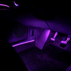 Paarse LED-verlichting in de voetruimte onder het dashboard