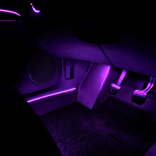 Paarse LED-verlichting in de voetruimte onder het dashboard