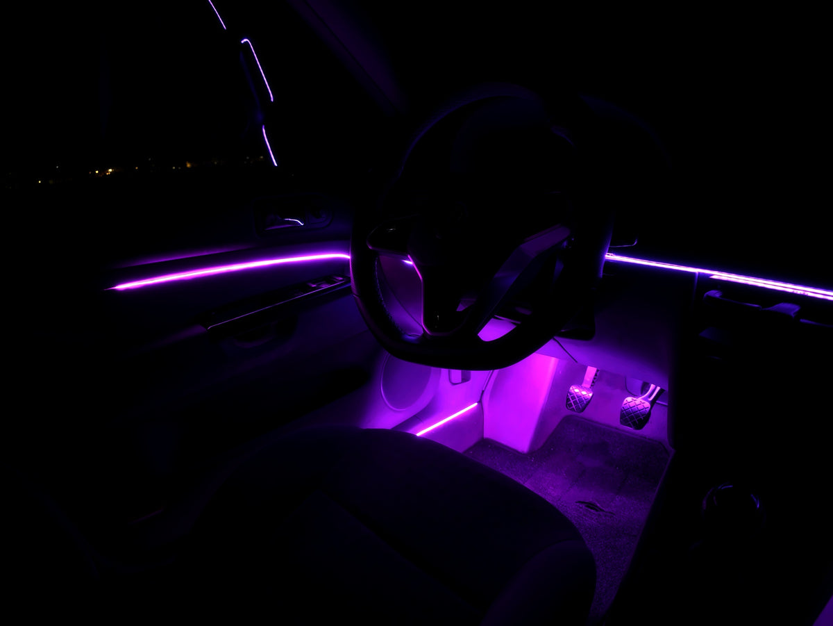 Voetruimte bij de pedalen verlicht met RGB LED-strip