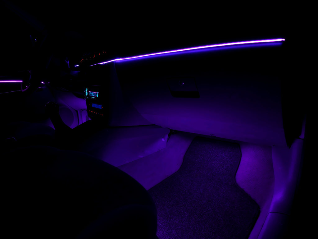 Passagiersvoetruimte verlicht met paarse LED-strip