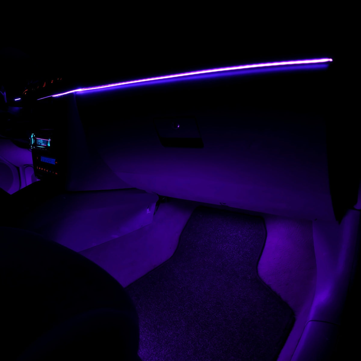Glow RGB interieurverlichting set van 4 strips in het auto-interieur