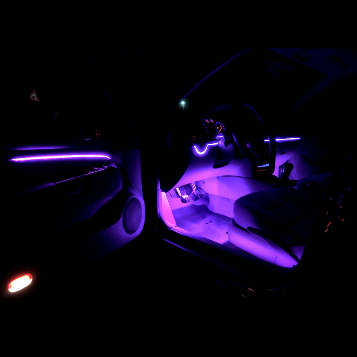 Dashboard LED-strip in een auto met RGB sfeerverlichting