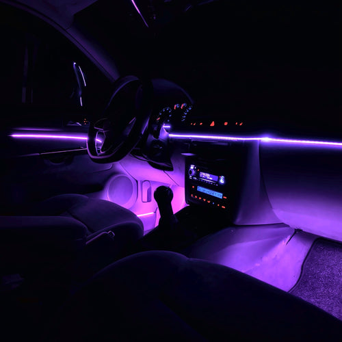 RGB LED-strip als sfeerverlichting langs het dashboard van een auto